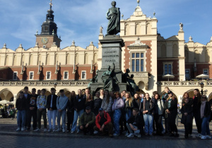 Uczestnicy wycieczki pod pomnikiem Adama Mickiewicza