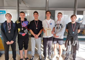 Reprezentacja chłopców z medalami i dyplomom za zajęcie III miejsca w Mistrzostwach Powiatu w pływaniu drużynowym