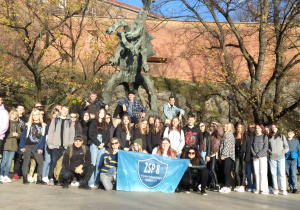 Uczniowie pod posągiem Smoka Wawelskiego