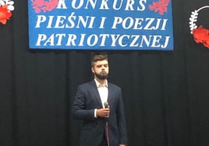 Daniel Wysokiński śpiewa podczas konkursu patriotycznego