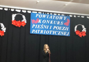 Maria Dudkiewicz śpiewa podczas konkursu patriotycznego
