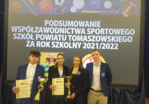Adam Kobalczyk, Nadia Pawłowska, Marika Lesiewicz, Mateusz Kuta z dyplomami i pucharami