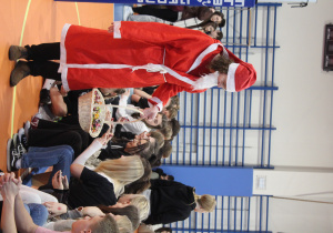 Mikołaj rozdaje słodycze uczniom szkoły