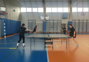 Uczennice grają w tenisa stołowego - rozgrywki grupowe