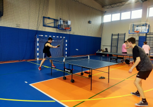 Bartłomiej Krześniewski i Szymon Witek grają w tenisa stołowego