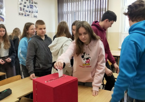 Uczniowie klasy 1P oddają swoje głosy w wyborach