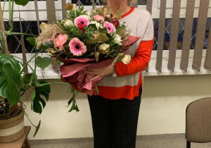 Pani Jolanta Wizner z bukietem kwiatów