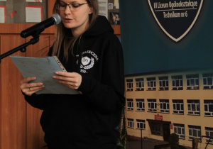 Pani Marta Czarnecka podsumowuje zbiórkę korków