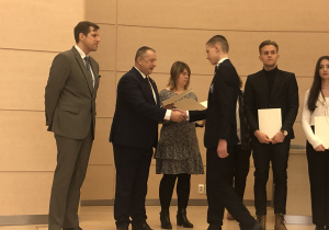 Wojciech Polus odbiera dyplom z rąk Łódzkiego Kuratora Oświaty p.Waldemara Flajszera