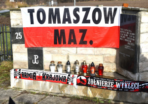 pomnik 25 pp AK w Barkowicach Mokrych