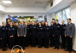 Uczniowie klas policyjnych z panem inspektorem Szymonem Hermanem p. Radosławem Dróżdżem