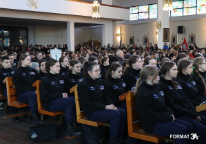 Uczniowie klasy policyjnej podczas Mszy Świętej
