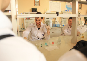 warsztaty chemiczne- uczniowie przeprowadzają doświadczenia