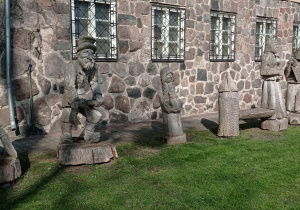 Figurki przed Zamkiem Krzyżackim w Szczytnie