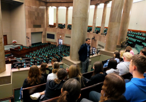 Uczestnicy wycieczki w sali Sejmowej