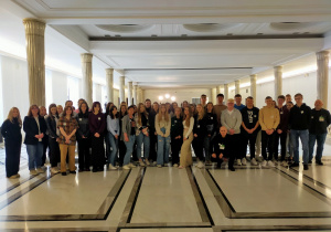 Uczestnicy wycieczki na korytarzu Sejmu