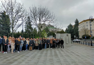 Uczestnicy wycieczki przed gmachem Sejmu