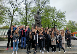 Uczestnicy wycieczki pod pomnikiem Józefa Piłusudski
