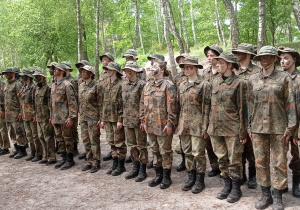 Uczniowie klas mundurowych w czasie zajęć z kamuflażu