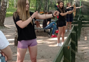 Uczniowie w czasie zajęć strzelania z łuku