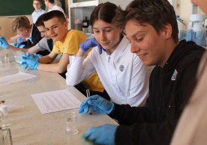 Uczestnicy Mattura podczas warsztatów chemicznych