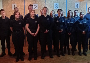 Zwycięzcy Powiatowych zawodów klas mundurowych w strzelectwie-uczniowie klas policyjnych z ZSP nr 8