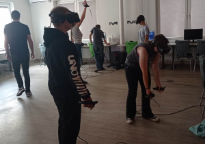 Uczniowie w czasie warsztatów w pracowni VR