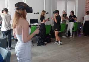 Uczniowie w pracowni VR