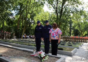 Pani dyrektor Agnieszka Dziedzic wspólnie z uczniami składa kwiaty na grobie płk Stanisława Hojnowskiego