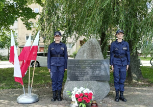 Uczennice klasy 2P przy pomniku w hołdzie płk Stanisławowi Hojnowskiemu