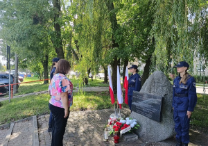 Pani dyrektor A. Dziedzic składa kwiaty przy pomniku