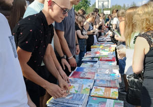 uczniowie sprzedają podręczniki