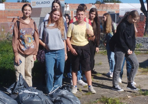 Uczniowie z zebranymi śmieciami