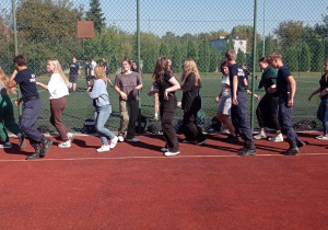 Uczniowie tańczą Beligijkę