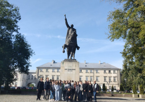 Uczestnicy przed pomnikiem Jana Zamojskiego