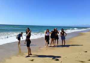 Uczennice na plaży w Faro