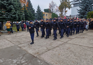 Uczniowie klasy policyjnej stoją w formacji na placu Kościuszki podczas uroczystych obchodów Święta Niepodległości