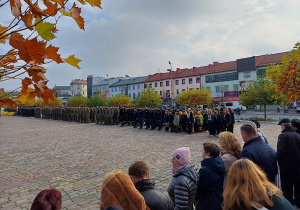 Uczniowie naszej szkoły stoją na placu Kościuszki podczas uroczystych obchodów Święta Niepodległości