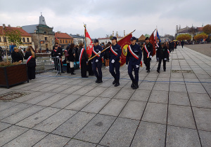 Uczniowie klasy policyjnej prezentują sztandar 3 LO na placu Kościuszki podczas uroczystych obchodów Święta Niepodległości