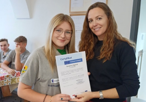 Zuzanna Ogórek odbiera certyfikat od koordynatora firmy WakeUp Projects