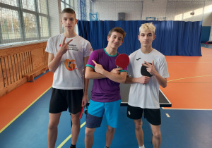 Zwycięzcy turnieju tenisa stołowego w kategorii chłopców