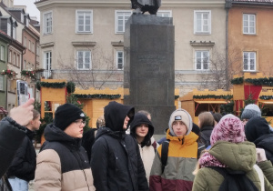 Uczniowie ZSP nr 8 pod pomnikiem Jana Kilińskiego w Warszawie