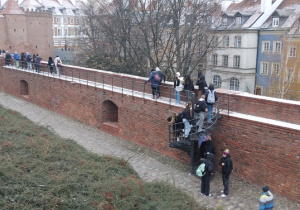 Uczniowie ZSP nr 8 zwiedzają dawne mury miejskie w Warszawie