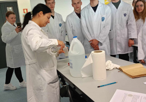 Uczniowie w laboratorium z prowadzącą zajęcia