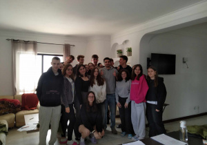 Uczestnicy z prowadzącym kurs portugalskiego