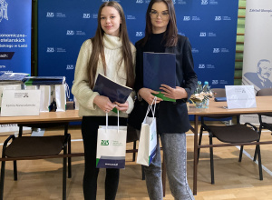 Uczennice z klasy 3TA - Paulina Rutkowska i Julia Madzio