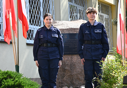 Uczniowie klasy policyjnej przy obelisku