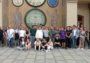 Uczestnicy wycieczki przed zabytkowym zegarem w Ołomuńcu