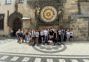 Uczestnicy wycieczki przy zegarze Orloja w Pradze