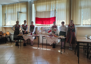 Uczennice 1E przedstawiają Polskę